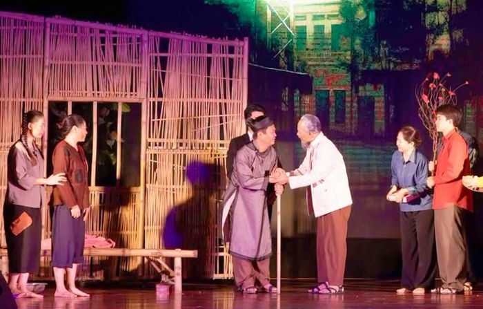 Một phân cảnh trong chương trình nghệ thuật “Bác Hồ - Hai tiếng thiêng liêng” biểu diễn phục vụ khán giả tại phường Đống Đa. Ảnh: Nhà hát Kịch Việt Nam