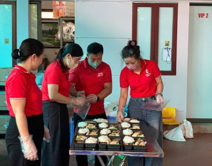 Những suất ăn nghĩa tình được Hội Chữ thập đỏ xã Mỹ Đức gửi tới các bệnh nhân. Ảnh: Biên Phạm