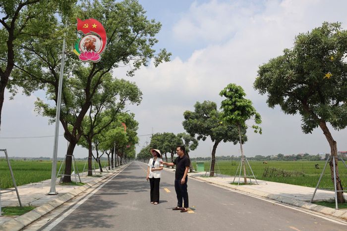 Đường vành đai quanh đền Hát Môn được nâng cấp, thảm bê tông nhựa, hai bên có vỉa hè, hệ thống thoát nước, cây xanh, chiếu sáng và cảnh báo giao thông. Ảnh: Nguyễn Mai