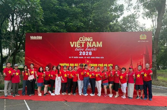 Các đại biểu hào hứng chụp ảnh lưu niệm trước giờ xuất phát. Ảnh: TA