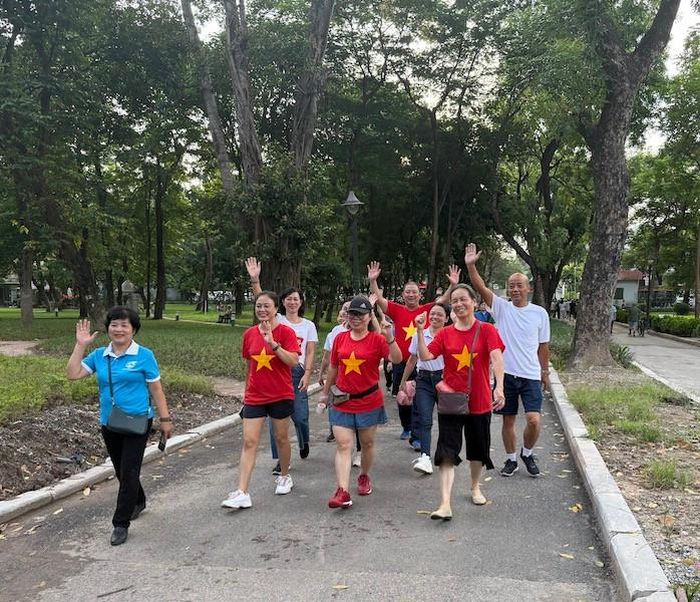 Các đại biểu đi bộ để hưởng ứng thông điệp “Hành trình 10 tỷ bước xanh - Vì Việt Nam vững bền”. Ảnhh: TA