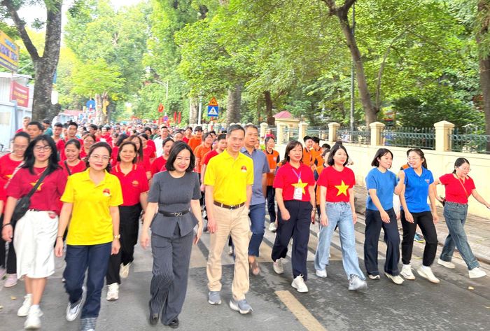 Cán bộ, công chức, đoàn viên, hội viên, học sinh và nhân dân phường Kim Liên cùng tham gia Chương trình đi bộ “Cùng Việt Nam tiến bước” năm 2026, hưởng ứng thông điệp “10 tỷ bước xanh - vì Việt Nam vững bền”. Ảnh: PV