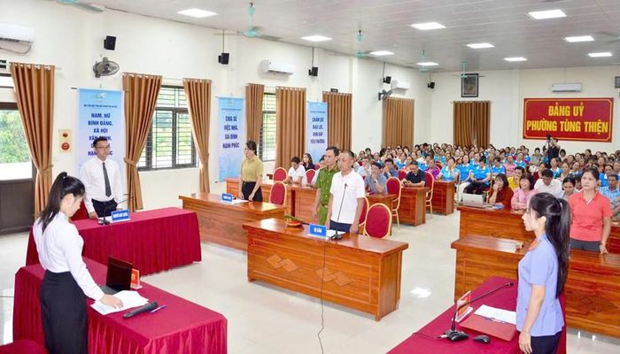 Đông đảo người dân tham dự hội nghị tuyên truyền pháp luật bằng hình thức phiên tòa giả định tại phường Tùng Thiện. Ảnh: Phương Linh