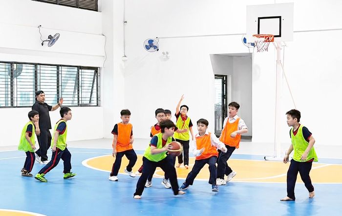 Nhà đa năng của Trường Tiểu học Hoàng Mai có thể tổ chức nhiều môn thể thao, giúp học sinh phát triển thể chất.