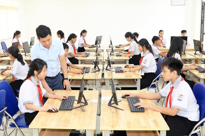 Hiệu trưởng Trường liên cấp Tiểu học - Trung học cơ sở Quang Minh (xã Quang Minh) Trần Quốc Đạt cho hay: “Dù bộn bề công việc sau sáp nhập trường, nhưng chúng tôi cố gắng bảo đảm cơ sở vật chất tốt, an toàn nhất đón học sinh vào năm học mới”.