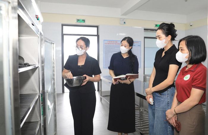 Ban Giám hiệu Trường Mầm non Quang Minh kiểm tra bếp ăn bán trú của trẻ tại cơ sở mới hoàn thành.