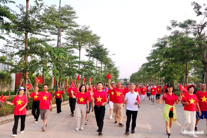 Cán bộ, nhân dân phường Phú Thượng tham gia hưởng ứng chương trình “Cùng Việt Nam tiến bước” năm 2026. Ảnh: Diên Vĩ