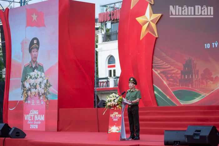Thượng tướng Lê Văn Tuyến, Ủy viên Trung ương Đảng, Thứ trưởng Bộ Công an phát biểu. Ảnh: Báo Nhân Dân