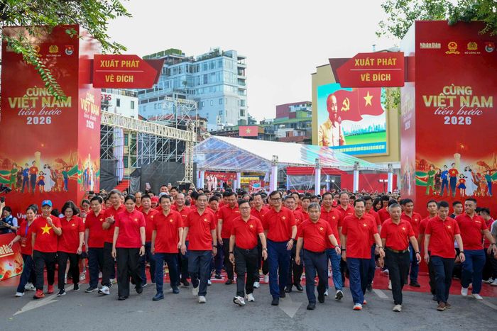 Các đại biểu hưởng ứng đi bộ.