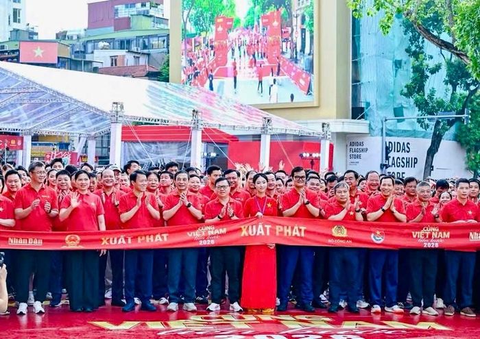 Các đại biểu trước vạch xuất phát.
