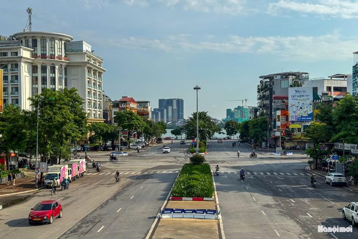 Khu vực Hồ Tây cũng trở nên yên bình hơn so với những ngày thường. Đây là một trong những địa điểm được nhiều người dân lựa chọn để vui chơi, thư giãn trong kỳ nghỉ. Dù lượng người và phương tiện có xu hướng tăng tại một số khu vực quanh hồ nhưng giao thông nhìn chung vẫn thông thoáng, việc đi lại thuận tiện.