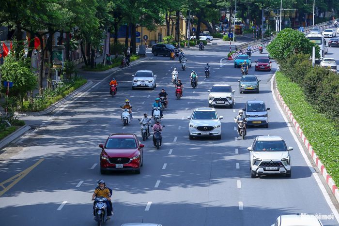 Để phục vụ nhu cầu đi lại của người dân trong kỳ nghỉ lễ, Hà Nội đã xây dựng phương án phân luồng, tổ chức giao thông tại các tuyến, khu vực trọng điểm, nhất là những trục đường ra, vào thành phố. Hà Nội cũng tăng cường vận tải hành khách công cộng, trong đó ngày 30-8 xe buýt được tổ chức theo biểu đồ ngày Chủ nhật tới 17.335 lượt xe.