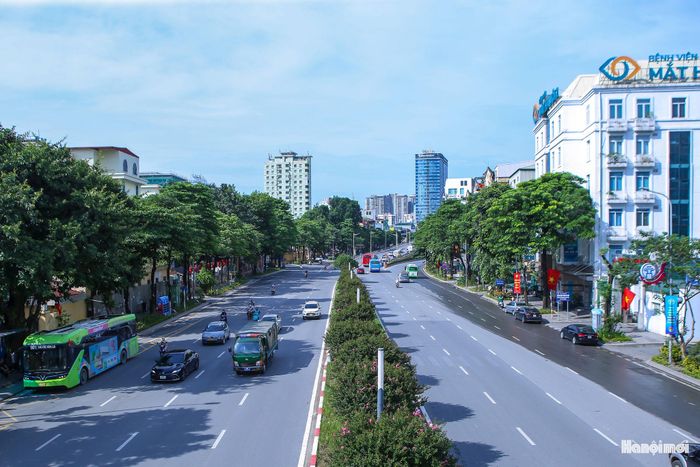 Trên đường Nguyễn Chí Thanh, một trong những tuyến phố kết nối nhiều khu vực quan trọng của thành phố, giao thông sáng 30-8 duy trì ổn định. Người dân dễ dàng di chuyển bằng ô tô, xe máy mà không phải mất nhiều thời gian chờ đợi.