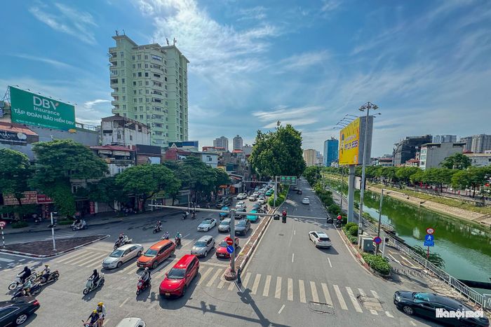 Việc nhiều tuyến đường nội đô duy trì trạng thái thông thoáng giúp người dân thuận lợi hơn trong việc di chuyển, tham quan và vui chơi trong kỳ nghỉ Quốc khánh. Tuy nhiên, người tham gia giao thông cần chấp hành nghiêm các quy định về trật tự, an toàn giao thông, chủ động lựa chọn lộ trình phù hợp và tuân thủ hướng dẫn của lực lượng chức năng, đặc biệt tại các khu vực tập trung đông người.