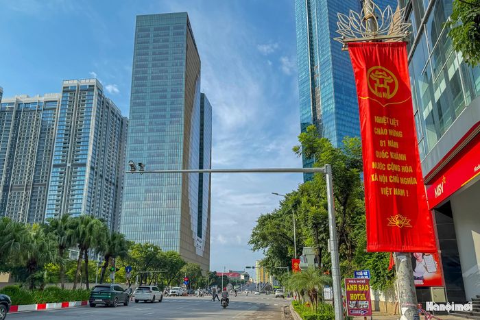 Ghi nhận của phóng viên sáng 30-8, giao thông tại nhiều khu vực trung tâm Hà Nội diễn ra ổn định. Trên các tuyến đường, phương tiện lưu thông khá thưa, không xảy ra tình trạng ùn tắc kéo dài, tạo điều kiện thuận lợi để người dân di chuyển, vui chơi trong ngày nghỉ lễ.