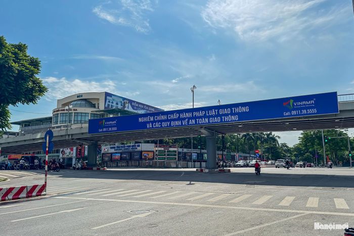 Vào những ngày làm việc bình thường, đây là khu vực thường có lưu lượng phương tiện lớn, đặc biệt vào các khung giờ cao điểm. Tuy nhiên, trong ngày nghỉ lễ, lượng xe giảm rõ rệt, các phương tiện qua nút giao thuận lợi.