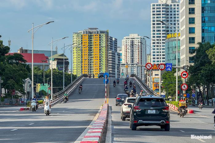 Tại tuyến Văn Cao - Liễu Giai, một trong những trục đường có mật độ phương tiện cao vào ngày thường, sáng 30-8, các phương tiện di chuyển tương đối thuận lợi.