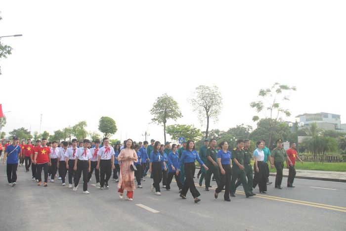 400 đại biểu, cán bộ, đoàn viên, thanh niên và Nhân dân tham dự Lễ chào cờ “Tôi yêu Tổ quốc tôi - Cùng Việt Nam tiến bước năm 2026”. Ảnh: Mai Khôi