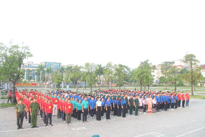 Cán bộ, đoàn viên, thanh niên và nhân dân xã Đông Anh thực hiện nghi lễ chào cờ. Ảnh: Mai Khôi