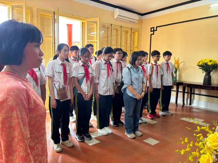 Đoàn học sinh tham quan Khu tích 48 Hàng Ngang. Ảnh: H.L