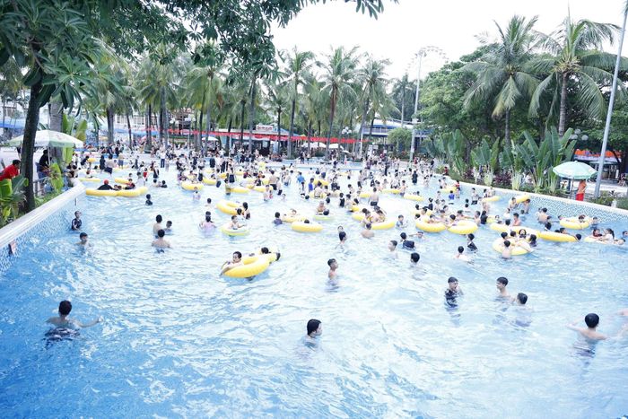 Công viên nước Hồ Tây những ngày đầu nghỉ lễ thu hút đông người dân và du khách. Ảnh: H.L