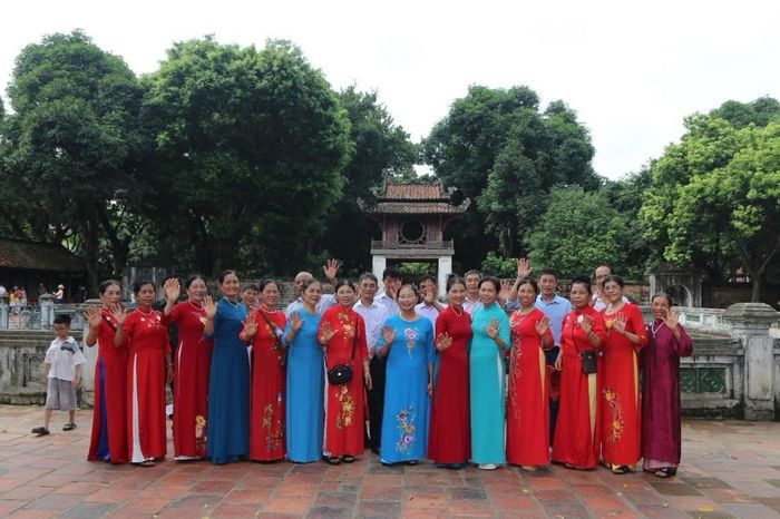 Đoàn khách từ Đông Anh tham quan Văn Miếu - Quốc Tử Giám trong ngày nghỉ lễ. Ảnh: H.L