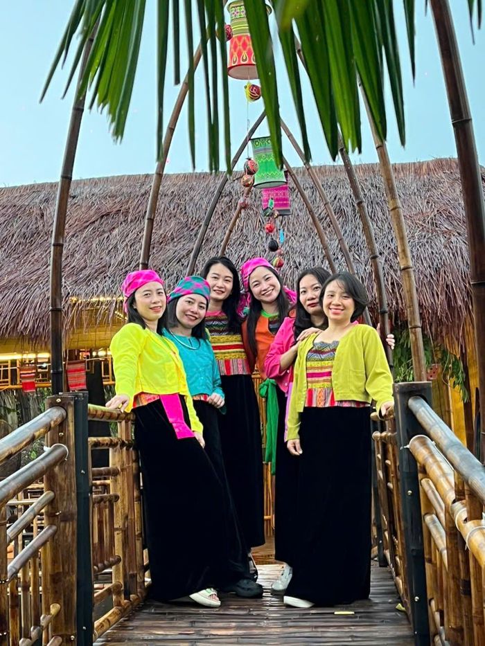 Nhóm du khách vui chơi, trải nghiệm văn hoá tại Điểm du lịch cộng đồng Mường Cốc (Mỹ Đức). Ảnh: H.L
