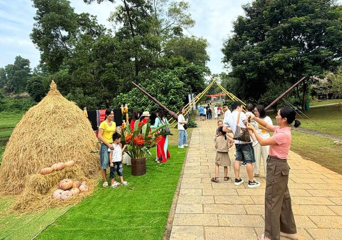 Các hoạt động tại Làng Văn hoá - Du lịch các dân tộc Việt Nam thu hút đông du khách đến vui chơi trong ngày nghỉ lễ. Ảnh: H.L