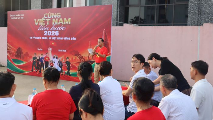 Đại diện Trung tâm Văn hóa, Thông tin và Thể thao phường Tây Tựu hướng dẫn đại biểu, nhân dân tham gia chương trình. Ảnh: T.Vũ