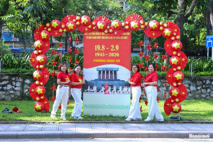 Không chỉ góp phần làm đẹp cảnh quan đô thị, các điểm check-in còn tạo thêm không gian công cộng gần gũi để người dân và du khách tham quan, chụp ảnh, lưu giữ những khoảnh khắc đẹp trong dịp lễ 2-9.