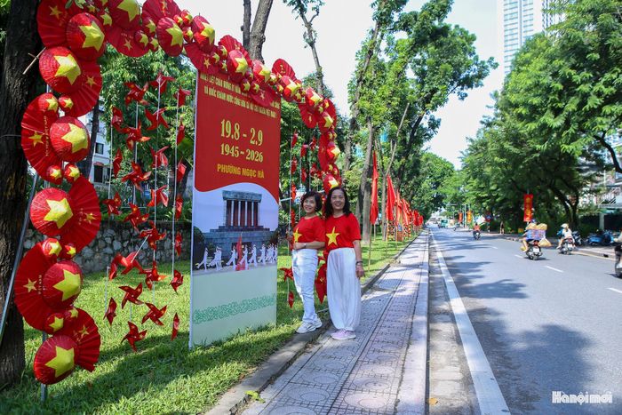 Những không gian trang trí sinh động tạo nên diện mạo mới cho tuyến phố, góp phần lan tỏa không khí vui tươi, phấn khởi chào mừng ngày Quốc khánh.