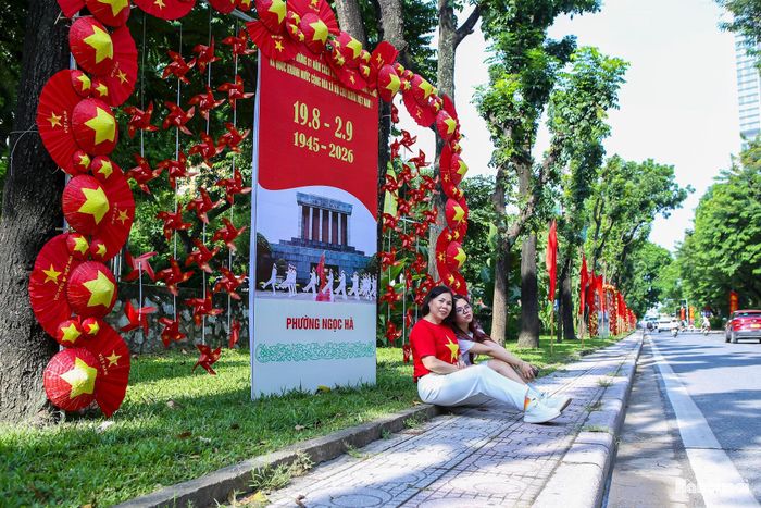 Khoảnh khắc chụp ảnh lưu giữ kỷ niệm trong ngày nghỉ lễ Quốc Khánh của chị Giang cùng mẹ trên phố Kim mã.