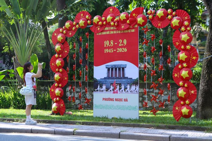Chia sẻ về việc lựa chọn Hà Nội thay vì đi du lịch xa trong dịp nghỉ lễ, chị Nguyễn Thị Phương Giang cho biết: “Năm nay, tôi và mẹ quyết định không đi du lịch xa mà dành thời gian ở lại Hà Nội. Thành phố những ngày Quốc khánh được trang hoàng rất đẹp, đặc biệt là phố Kim Mã có nhiều không gian để chụp ảnh. Tôi muốn lưu giữ những khoảnh khắc với mẹ mình trong một dịp lễ đặc biệt và cảm nhận không khí Tết Độc lập ngay tại Thủ đô.”