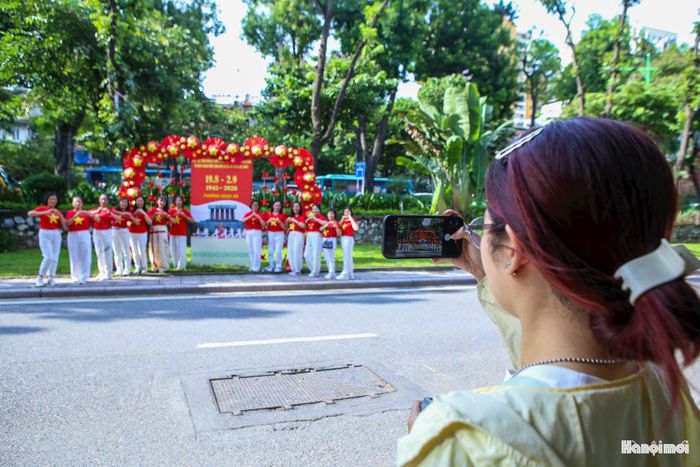 Đông đảo người dân, trong đó có nhiều bạn trẻ, lựa chọn mặc áo cờ đỏ sao vàng tới phố Kim Mã để chụp ảnh. Không ít gia đình, nhóm bạn tranh thủ những ngày nghỉ lễ để cùng nhau ghi lại những khoảnh khắc đáng nhớ giữa không gian rực rỡ sắc cờ.