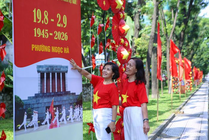 Cùng bạn bè đến từ sáng để chụp ảnh, cô Trần Thị Tường Vân chia sẻ: “Tôi biết đến các điểm check-in trên phố Kim Mã qua cổng thông tin của phường và nhóm Zalo của tổ dân phố. Vì vậy, tôi rủ bạn bè đến đây từ sáng để vừa dạo phố, vừa chụp ảnh. Không khí rất vui vẻ, cờ hoa rực rỡ, mọi người đều hào hứng để lưu giữ kỷ niệm trong ngày Quốc khánh.”