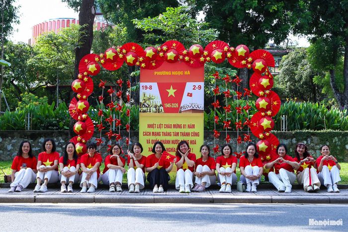 Một bức ảnh đẹp, một khoảnh khắc cùng gia đình dạo phố hay cuộc gặp gỡ bạn bè trong những ngày nghỉ lễ đều trở thành những ký ức đẹp về Tết Độc lập, góp phần làm nên không khí rộn ràng, tự hào của Hà Nội trong dịp Quốc khánh.