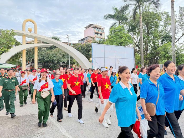 Gần 300 người là cán bộ, chiến sĩ lực lượng vũ trang, đoàn viên, thanh niên, học sinh, sinh viên và các tầng lớp nhân dân tham gia hưởng ứng. Ảnh: Hà Ngân