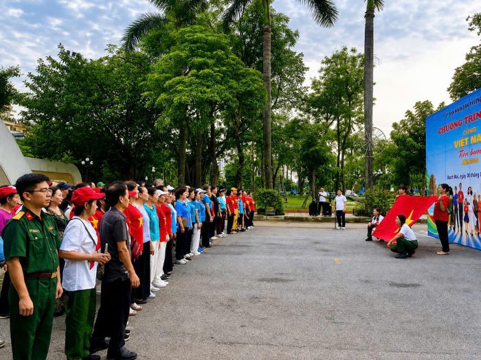 Lễ khai mạc chương trình đi bộ “Cùng Việt Nam tiến bước” năm 2026 phường Bạch Mai. Ảnh: Hà Ngân