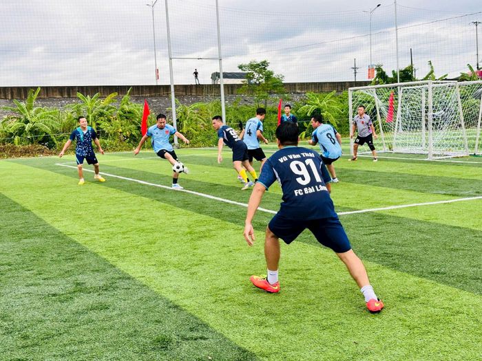 Giải Vô địch Bóng đá xã Hòa Xá lần thứ I năm 2026 tạo sân chơi lành mạnh, tăng cường giao lưu, đoàn kết giữa các thôn, đơn vị trên địa bàn xã. Ảnh: Thanh Hằng