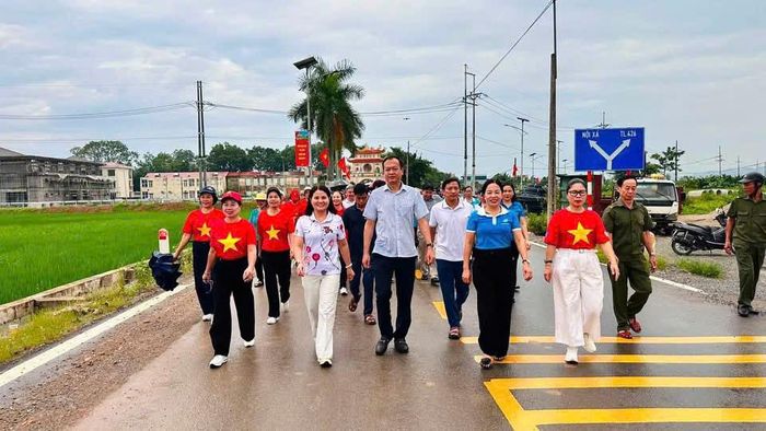 Đại diện lãnh đạo xã cùng nhân dân tham gia chương trình đi bộ “Cùng Việt Nam tiến bước”. Ảnh: Thanh Hằng