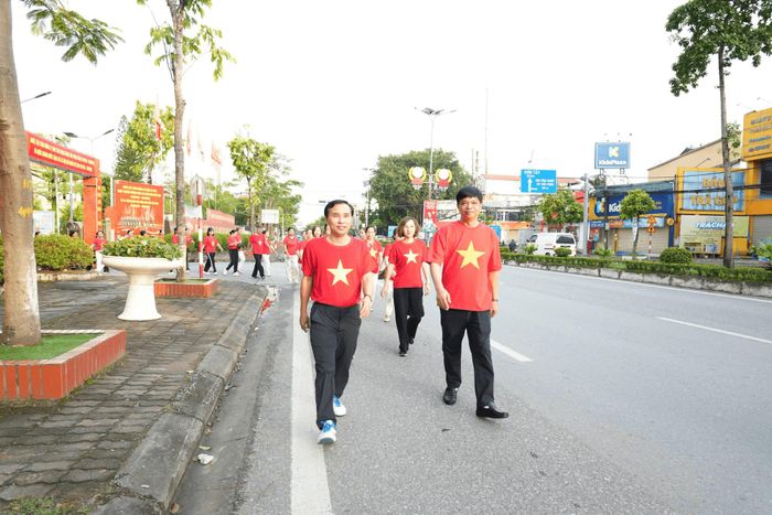 Cán bộ và nhân dân xã Đan Phượng tham gia chương trình đi bộ “Cùng Việt Nam tiến bước”. Ảnh: HL