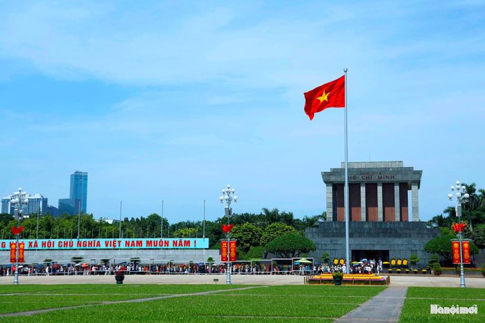 Người dân đổ về Quảng trường Ba Đình, vào Lăng viếng Bác trong không khí rộn ràng trước thềm Quốc khánh 2-9.