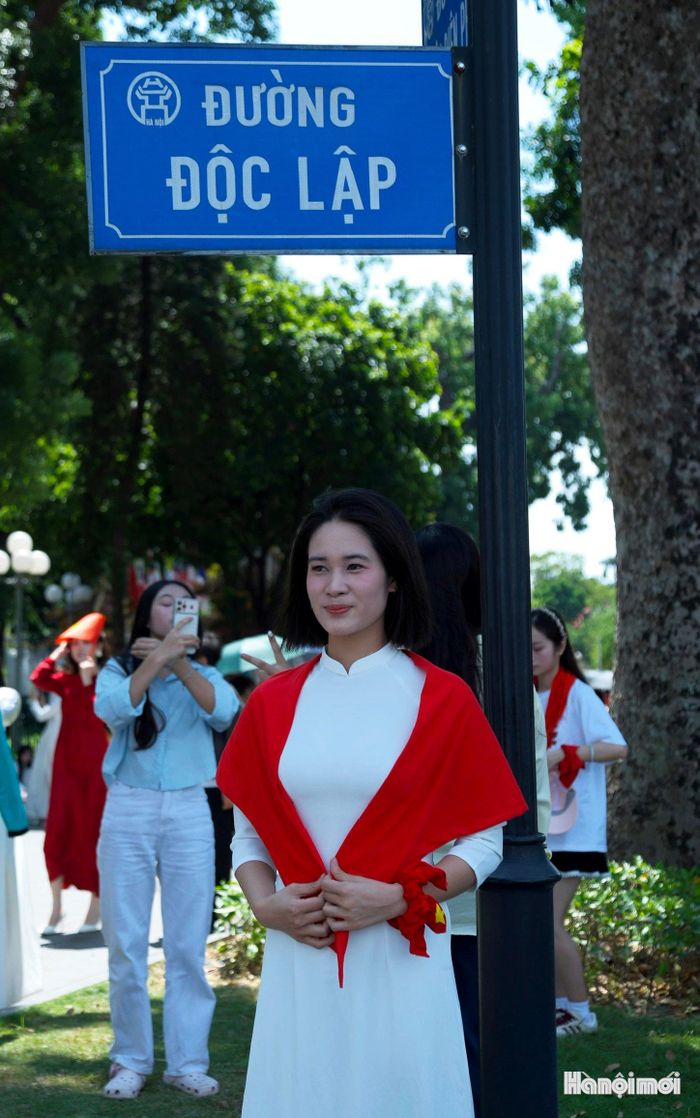 Thiếu nữ Thủ đô tạo dáng chụp ảnh trên đường Độc lập.
