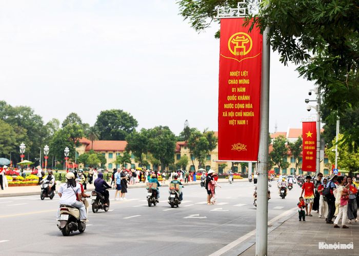 Trang hoàng rực rỡ trên các tuyến phố xung quanh Quảng trường Ba Đình.