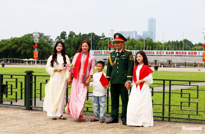 Du khách và người dân tranh thủ ghi lại khoảnh khắc trong không khí tưng bừng của ngày Quốc khánh.