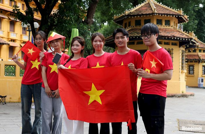 Sắc đỏ của cờ Tổ quốc tạo không khí rực rỡ xung quanh Quảng trường Ba Đình.