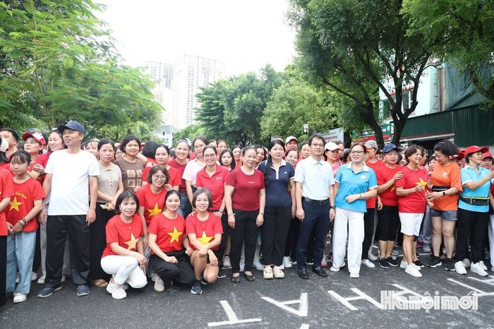 Hơn 500 cán bộ, công chức, viên chức, người lao động và nhân dân phường Kiến Hưng tham gia chương trình “Cùng Việt Nam tiến bước - Vì Việt Nam vững bền”. Ảnh: TĐ