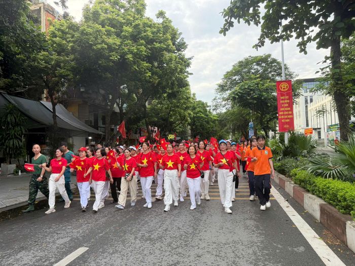Đoàn đi bộ phường Thanh Xuân trên tuyến phố Nguyễn Quý Đức, hưởng ứng chương trình “Cùng Việt Nam tiến bước” năm 2026. Ảnh: PV