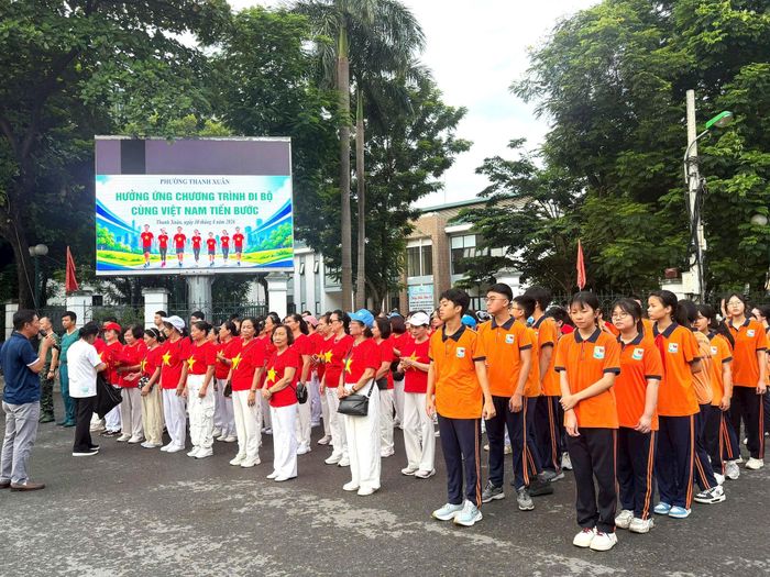 Đông đảo cán bộ, hội viên và học sinh phường Thanh Xuân tham gia chương trình đi bộ “Cùng Việt Nam tiến bước” năm 2026. Ảnh: PV