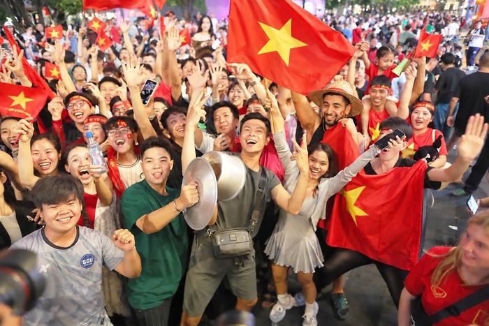 Người dân cả nước hân hoan ăn mừng chiến thắng của đội tuyển bóng đá Việt Nam. Ảnh: Hải Long